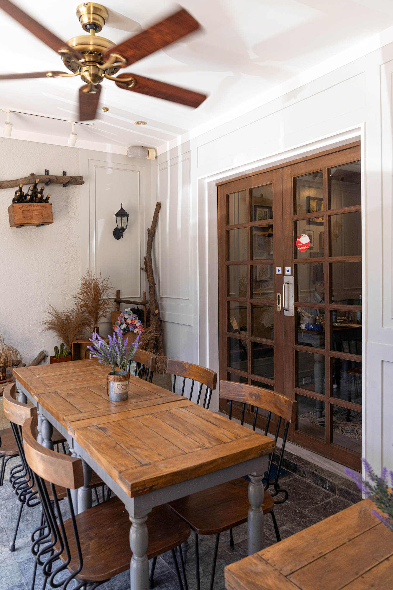 The naturally rustic al fresco area of La Spezia